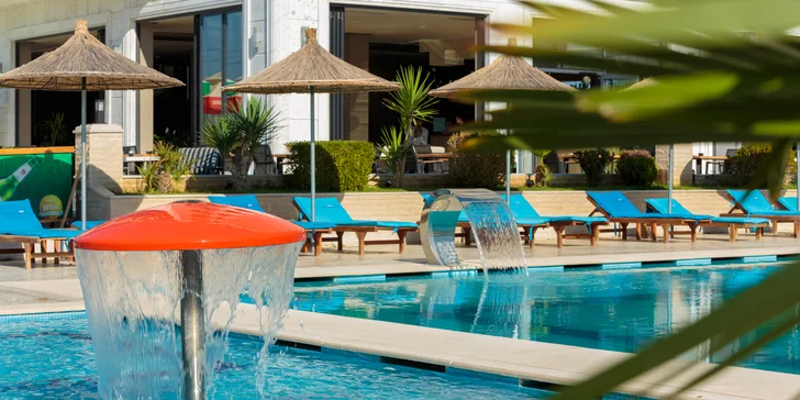 Pohoda v Albánii přímo u moře: 4* hotel s venkovním bazénem, snídaně či polopenze