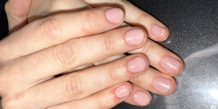 Relax a krásné nehty: manikúra s masáží rukou i mokrá pedikúra a peeling