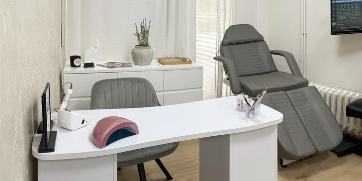 Relax a krásné nehty: manikúra s masáží rukou i mokrá pedikúra a peeling