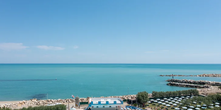 Plážový resort u Pescary: bazén, animační program, strava dle výběru