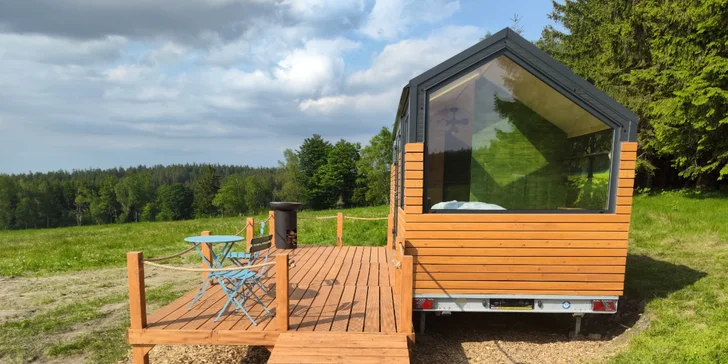 Schovejte se před ruchem měst: krásný tiny house na samotě nedaleko Lipna
