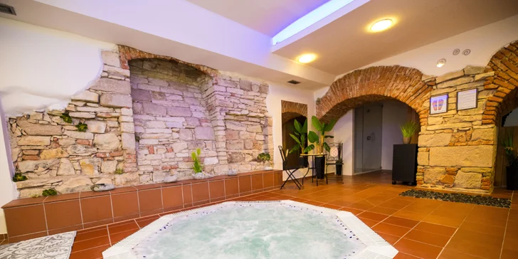 Pobyt ve 4* hotelu ve Slaném se snídaní i romantika se slavnostní večeří a wellness