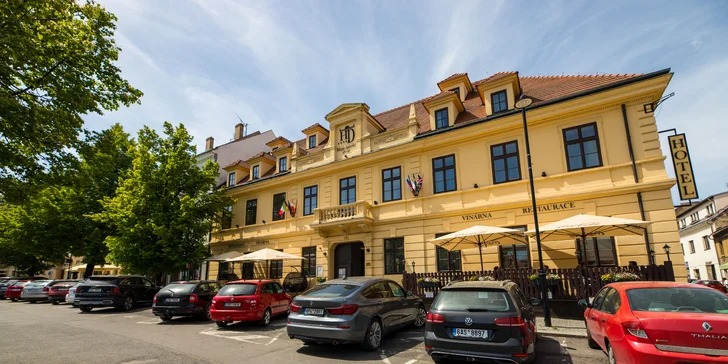 Pobyt ve 4* hotelu ve Slaném se snídaní i romantika se slavnostní večeří a wellness