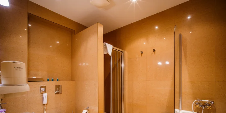 Pobyt v centru Karlových Varů s výhledem na kolonádu: historický hotel se snídaní a wellness