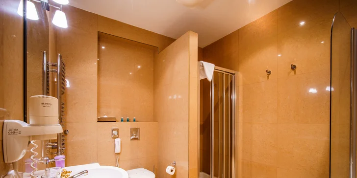 Pobyt v centru Karlových Varů s výhledem na kolonádu: historický hotel se snídaní a wellness