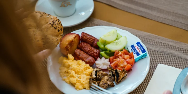 Pobyt v centru Karlových Varů s výhledem na kolonádu: historický hotel se snídaní a wellness