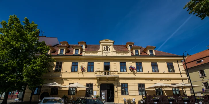 Pobyt ve 4* hotelu ve Slaném: snídaně, slavnostní večeře s vínem i wellness