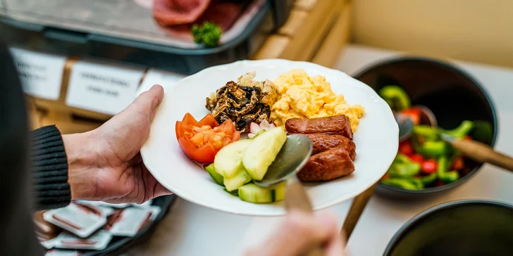 Pobyt v centru Karlových Varů s výhledem na kolonádu: historický hotel se snídaní a wellness