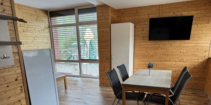 Komfortní apartmány přímo na pláži u Vranovské přehrady: krytá terasa, lodičky i venkovní bazén