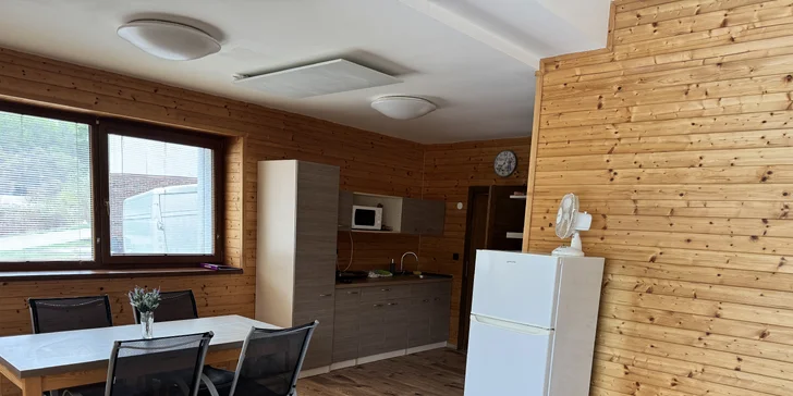 Komfortní apartmány přímo na pláži u Vranovské přehrady: krytá terasa, lodičky i venkovní bazén