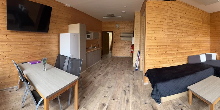 Komfortní apartmány přímo na pláži u Vranovské přehrady: krytá terasa, lodičky i venkovní bazén