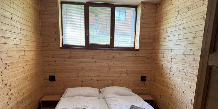 Komfortní apartmány přímo na pláži u Vranovské přehrady: krytá terasa, lodičky i venkovní bazén