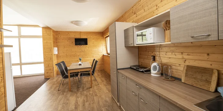 Komfortní apartmány přímo na pláži u Vranovské přehrady: krytá terasa, lodičky i venkovní bazén