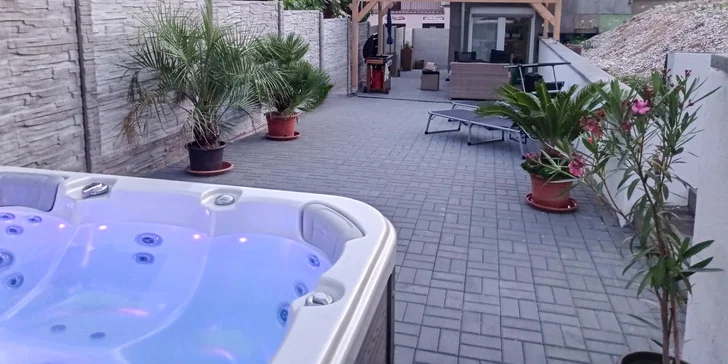 Pobyt v jihomoravském sklípku: mezonetový apartmán až pro 6 osob s venkovní vířivkou a grilem
