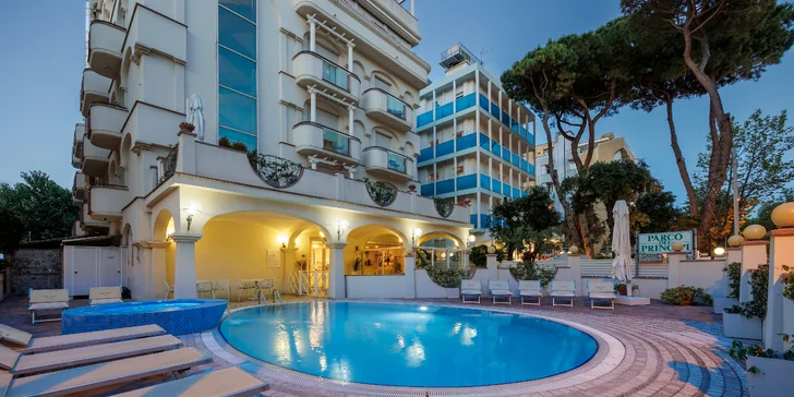 Rodinná dovolená v Rimini: 4* hotel se snídaní, bazénem a vířivkou, přímo u pláže
