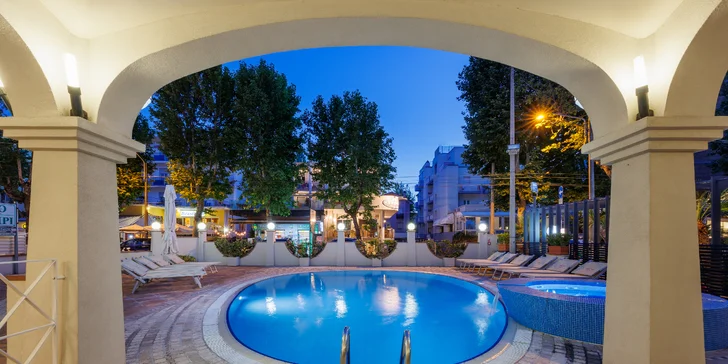 Rodinná dovolená v Rimini: 4* hotel se snídaní, bazénem a vířivkou, přímo u pláže