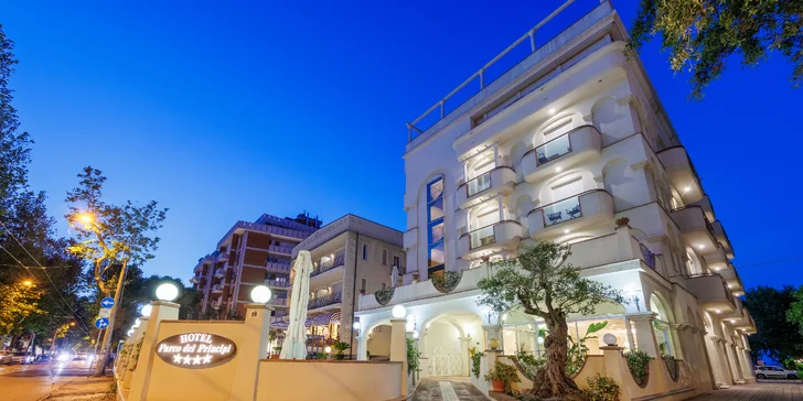 Rodinná dovolená v Rimini: 4* hotel se snídaní, bazénem a vířivkou, přímo u pláže