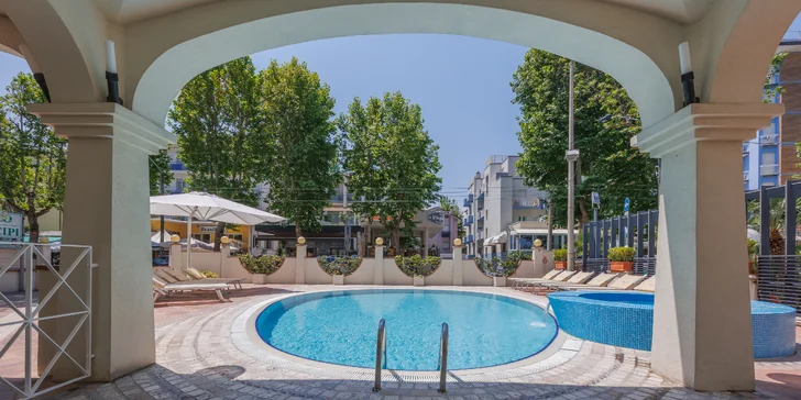 Rodinná dovolená v Rimini: 4* hotel se snídaní, bazénem a vířivkou, přímo u pláže