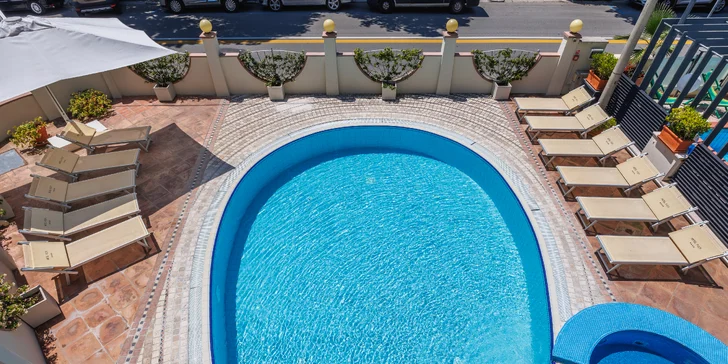 Rodinná dovolená v Rimini: 4* hotel se snídaní, bazénem a vířivkou, přímo u pláže