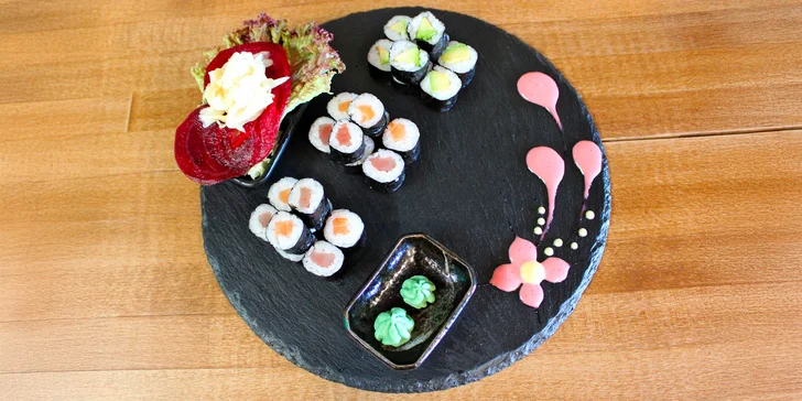 Set 24, 34 nebo 40 kusů pestrého sushi s rybami, krabem i avokádem