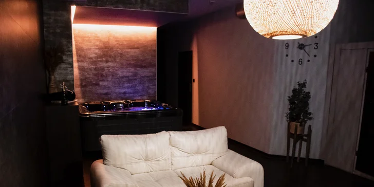 Privátní wellness s vířivkou a saunou pro dva: 120 minut relaxace i lahev sektu