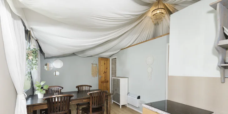 Kemp na Liberecku se super zázemím: stany, mobilhomy i rekreační domy, bazén, spousta zábavy i restaurace