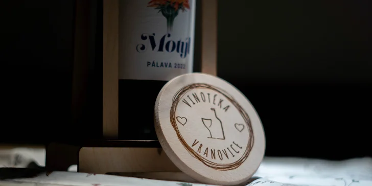 Posezení ve vinárně vč. pohoštění: víno, klobásovo-sýrové prkénko i uzené mandle
