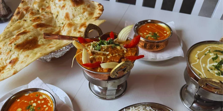 3chodové menu pro dva v nepálské restauraci Sargam: butter chicken, tikka masala i naan