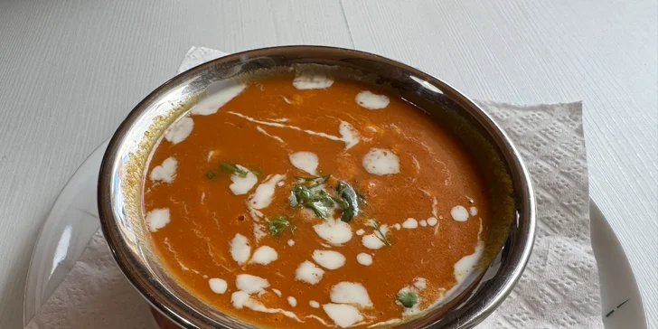3chodové menu pro dva v nepálské restauraci Sargam: butter chicken, tikka masala i naan