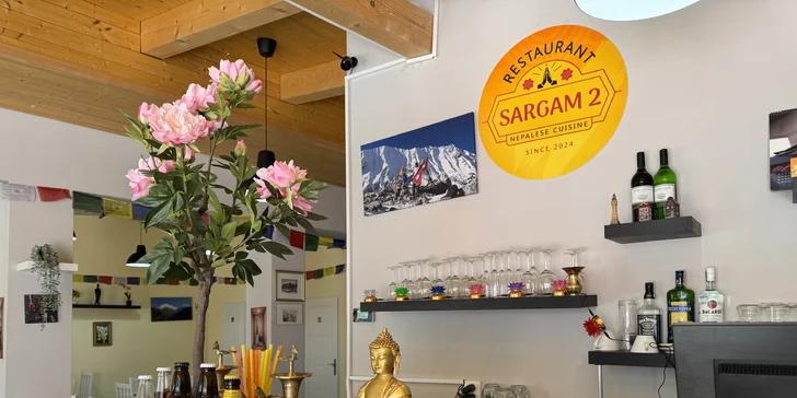 3chodové menu pro dva v nepálské restauraci Sargam: butter chicken, tikka masala i naan