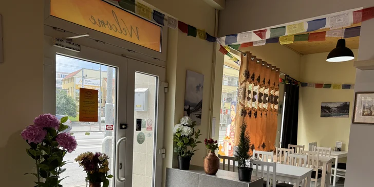 3chodové menu pro dva v nepálské restauraci Sargam: butter chicken, tikka masala i naan