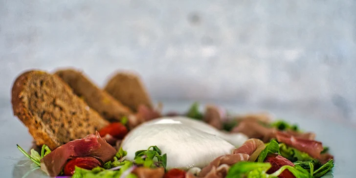 Tříchodové menu se steakem či salátem a lahví vína pro 2 osoby
