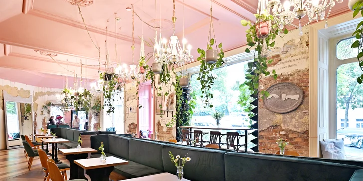 Snídaňové menu v Corner Stories: všední dny a víkendy, nápoje, vajíčka i lívance