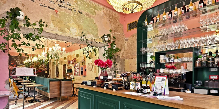 Snídaňové menu v Corner Stories: všední dny a víkendy, nápoje, vajíčka i lívance