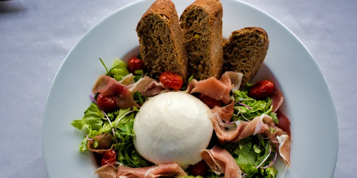 Tříchodové menu se steakem či salátem a lahví vína pro 2 osoby