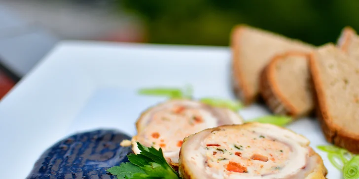 Tříchodové menu se steakem či salátem a lahví vína pro 2 osoby