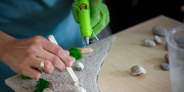 Workshop lití pryskyřicového obrazu pro 1 i 2 osoby: moře nebo abstrakce