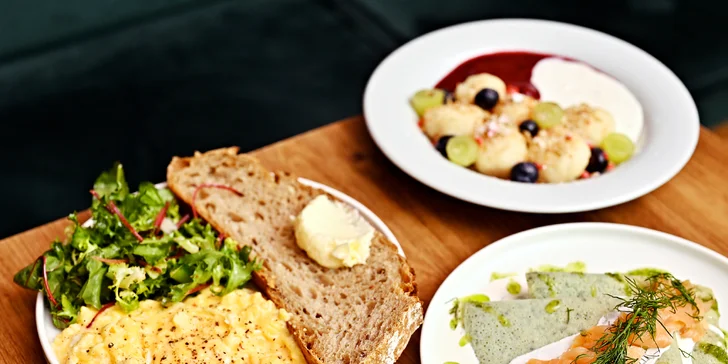 Snídaňové menu v Corner Stories: všední dny a víkendy, nápoje, vajíčka i lívance