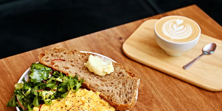 Snídaňové menu v Corner Stories: všední dny a víkendy, nápoje, vajíčka i lívance
