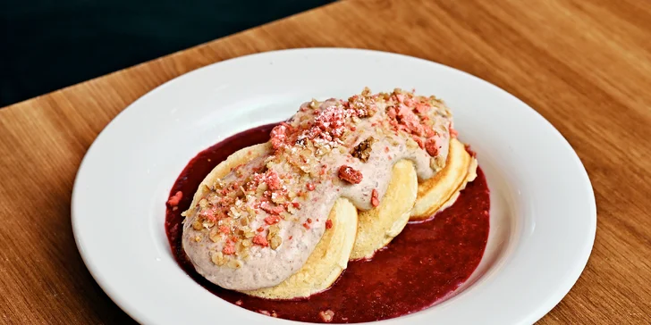 Snídaňové menu v Corner Stories: všední dny a víkendy, nápoje, vajíčka i lívance