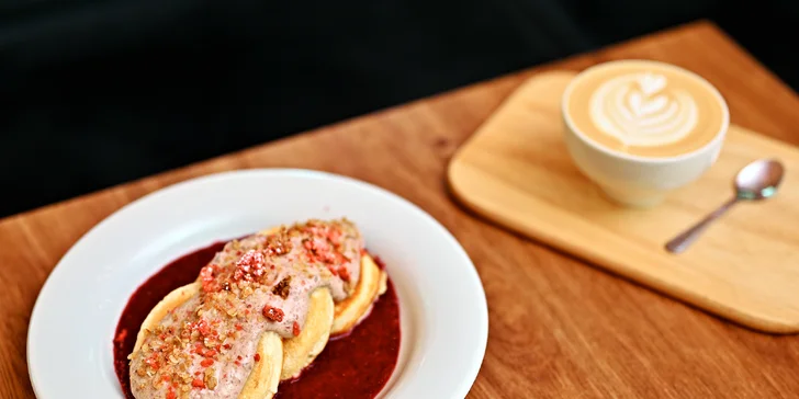 Snídaňové menu v Corner Stories: všední dny a víkendy, nápoje, vajíčka i lívance