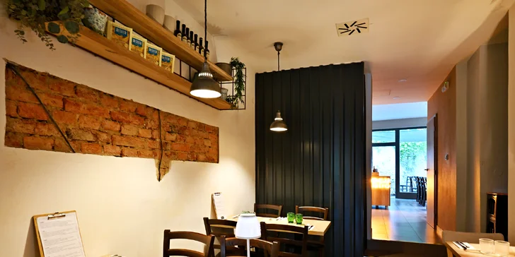 Tapas v novém bistru na Míráku: jamon, salát s chobotnicí, ceviche z vlka, plněné košíčky, flank steak a další