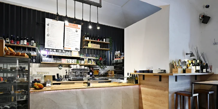Tapas v novém bistru na Míráku: jamon, salát s chobotnicí, ceviche z vlka, plněné košíčky, flank steak a další