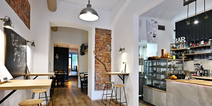Tapas v novém bistru na Míráku: jamon, salát s chobotnicí, ceviche z vlka, plněné košíčky, flank steak a další
