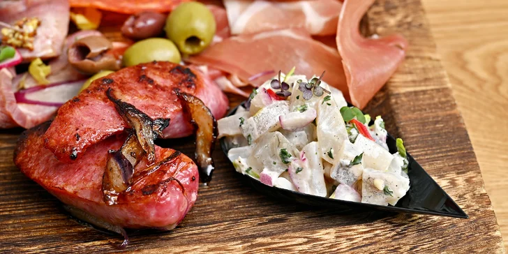 Tapas v novém bistru na Míráku: jamon, salát s chobotnicí, ceviche z vlka, plněné košíčky, flank steak a další
