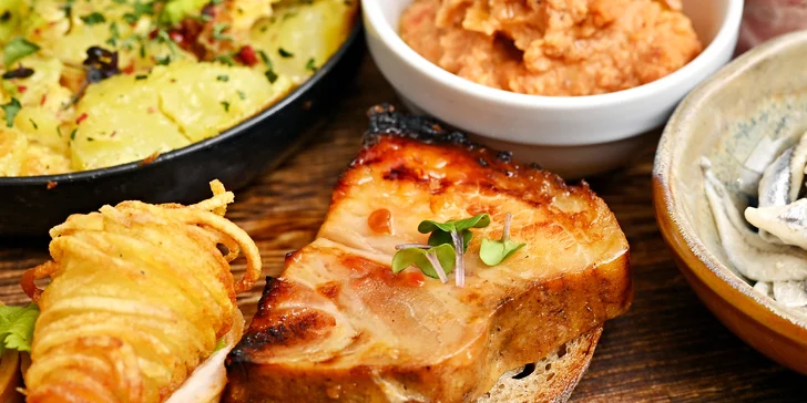 Tapas v novém bistru na Míráku: jamon, salát s chobotnicí, ceviche z vlka, plněné košíčky, flank steak a další