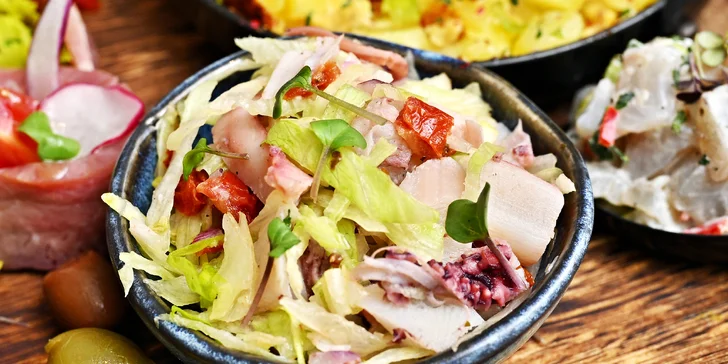 Tapas v novém bistru na Míráku: jamon, salát s chobotnicí, ceviche z vlka, plněné košíčky, flank steak a další