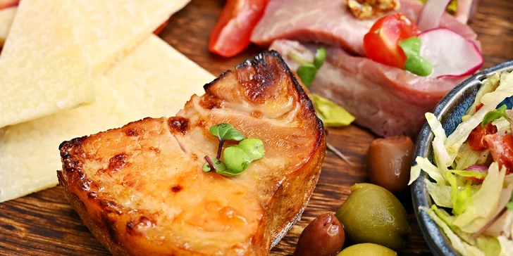 Tapas v novém bistru na Míráku: jamon, salát s chobotnicí, ceviche z vlka, plněné košíčky, flank steak a další