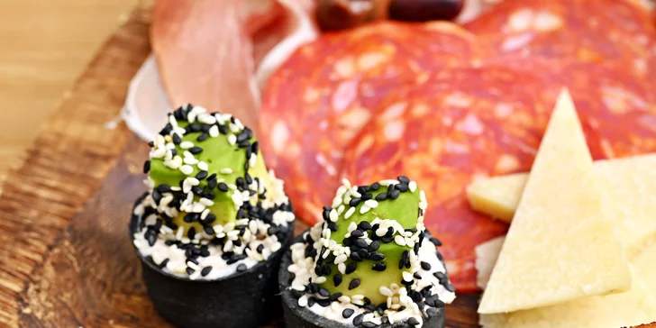 Tapas v novém bistru na Míráku: jamon, salát s chobotnicí, ceviche z vlka, plněné košíčky, flank steak a další
