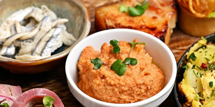 Tapas v novém bistru na Míráku: jamon, salát s chobotnicí, ceviche z vlka, plněné košíčky, flank steak a další